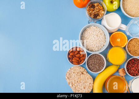 Nützliche Frühstück auf einem blauen Pastellfarben Hintergrund, Ansicht von oben. Stockfoto