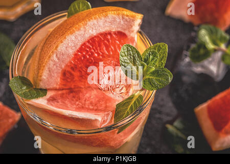 Grapefruit hausgemachten Cocktail/detox Obst infundiert Wasser, selektiven Fokus. Stockfoto