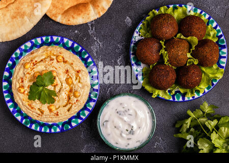 Klassische Falafel und Hummus auf die Teller. Ansicht von oben. Stockfoto