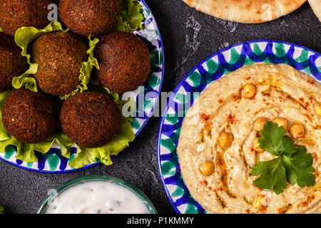 Klassische Falafel und Hummus auf die Teller. Ansicht von oben. Stockfoto