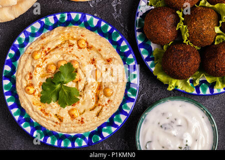 Klassische Falafel und Hummus auf die Teller. Ansicht von oben. Stockfoto