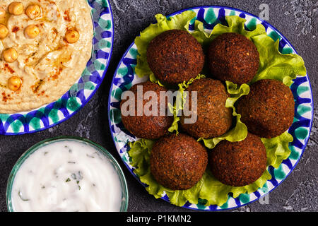 Klassische Falafel und Hummus auf die Teller. Ansicht von oben. Stockfoto