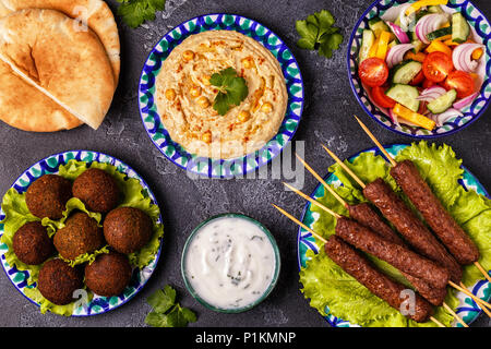 Klassische Döner, Falafel und Hummus auf die Teller. Ansicht von oben. Stockfoto