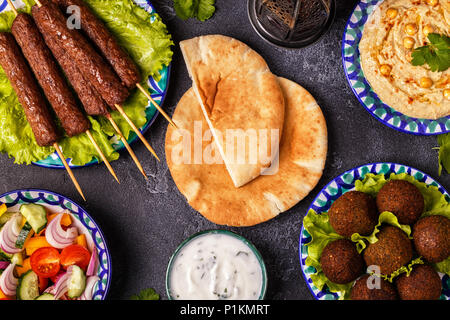 Klassische Döner, Falafel und Hummus auf die Teller. Ansicht von oben. Stockfoto