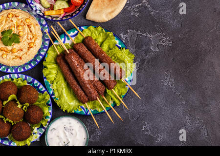 Klassische Döner, Falafel und Hummus auf die Teller. Ansicht von oben, kopieren. Stockfoto