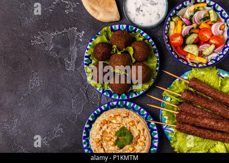 Klassische Döner, Falafel und Hummus auf die Teller. Ansicht von oben, kopieren. Stockfoto
