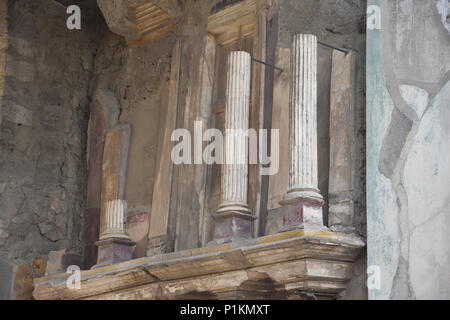 Spalten der Verzierung der Eingang zum Haus des Faun in der antiken Stadt Pompeji, Italien. Stockfoto