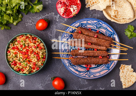 Klassische kebabs mit tabbouleh Salat, traditionelle orientalische oder arabische Gericht. Ansicht von oben. Stockfoto