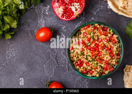 Tabbouleh Salat, traditionelle orientalische oder arabische Gericht. Ansicht von oben, kopieren. Stockfoto