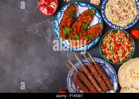 Klassische Kebabs, tabbouleh Salat, Baba ganush und gebackene Auberginen mit Soße. Traditionelle orientalische oder arabische Gericht. Ansicht von oben. Stockfoto