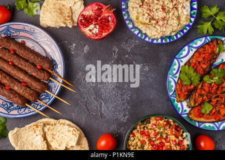 Klassische Kebabs, tabbouleh Salat, Baba ganush und gebackene Auberginen mit Soße. Traditionelle orientalische oder arabische Gericht. Ansicht von oben. Stockfoto