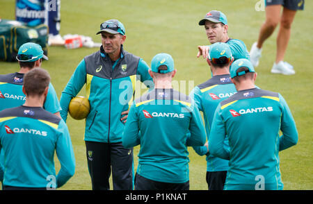 Australiens Kapitän Tim Paine (rechts) und Coach Justin Langer (links) Während einer Netze Sitzung am Kia Oval, London. Stockfoto