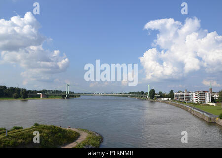 Blick auf den Rhein von der Fußgängerbrücke am Rheinpark Köln Mülheim 2014 Stockfoto