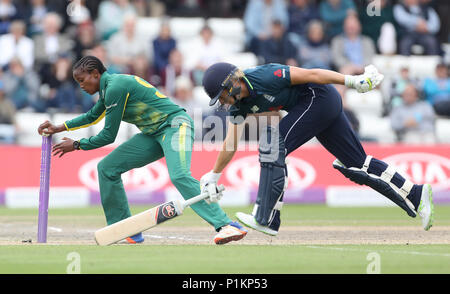 England's Katherine Hauptlast (rechts) erstreckt sich, um sie zu retten Wicket von Südafrikas bowler Ayabonga Khaka (links) Während der zweite Tag der internationalen Reihe passen an der 1. zentralen County Boden, Brighton. Stockfoto