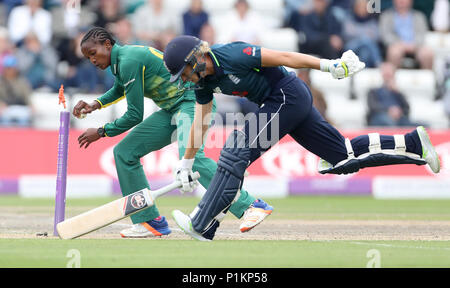 England's Katherine Hauptlast (rechts) erstreckt sich, um sie zu retten Wicket von Südafrikas bowler Ayabonga Khaka (links) Während der zweite Tag der internationalen Reihe passen an der 1. zentralen County Boden, Brighton. Stockfoto