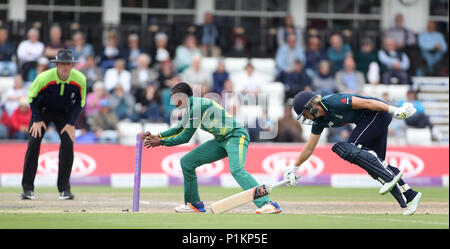 England's Katherine Hauptlast (rechts) erstreckt sich, um sie zu retten Wicket von Südafrikas bowler Ayabonga Khaka (links) Während der zweite Tag der internationalen Reihe passen an der 1. zentralen County Boden, Brighton. Stockfoto