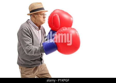 Reifen Mann mit ein paar grosse Boxhandschuhe auf weißem Hintergrund Stockfoto