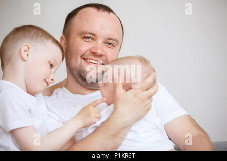 Bild der junge Vater mit zwei Söhnen in der Wohnung Stockfoto