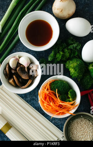 Zutaten der asiatischen Küche nudeln Eier Gemüse Gewürze sauce Kräuter. Flach Top View Stockfoto