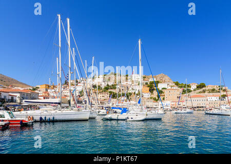 Hydra Town Harbour gefüllt Yachten vom Cafe gesäumten Uferpromenade übersehen, Hydra, Griechenland Stockfoto