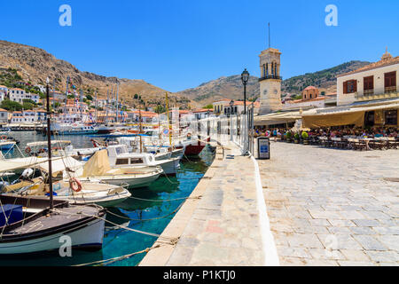 Die Hydra cafe gesäumten Uferpromenade, die Stadt Hydra, Hydra, Griechenland Stockfoto