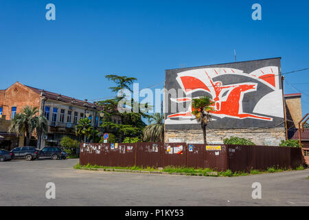 Sokhumi, Abchasien/Georgien - Sep 3, 2017: Red Horse Mosaik auf der Fassade in der Innenstadt von Sokhumi, Abchasien Stockfoto