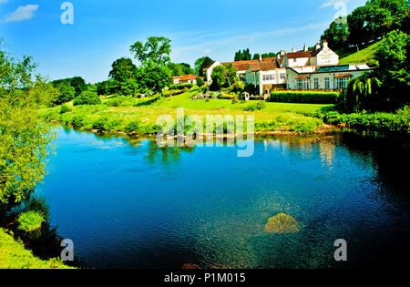 Fluss-T-Stücke und The George Hotel, Piercebridge, County Durham, England Stockfoto