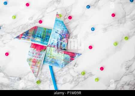 Bunte origami Papier Mühle auf weißem Marmor Stockfoto