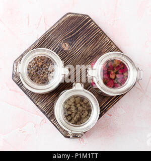 Rose Blume Knospen und Blüten in Gläsern getrocknet. Kräutertee, Reinigung, Bio Bio Produkte. Ansicht von oben. Stockfoto