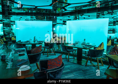 Restaurant unter Wasser. Malediven. Unterwasserwelt. Abendessen Stockfoto