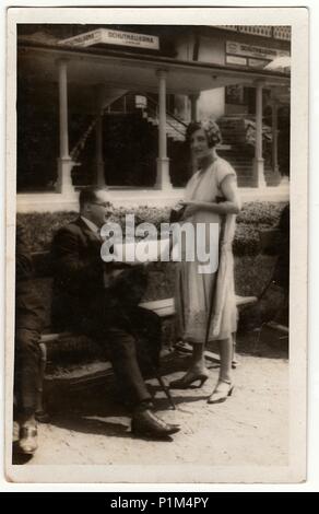 KARLOVY VARY, der Tschechoslowakischen Republik - circa 1930s: Vintage Foto zeigt den eleganten Mann und Frau im Spa Resort. Männer tragen Spiel Anzüge, Frau, weißes Kleid. Colonnade ist für den Hintergrund. Stockfoto