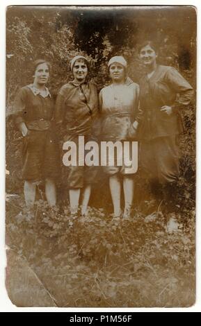 DEUTSCHLAND - 1917: Vintage-Foto zeigt junge Frauen in der Natur, Vintage-Mode aus den Zwanzigern. Schwarze & weiße antike Fotografie. Stockfoto