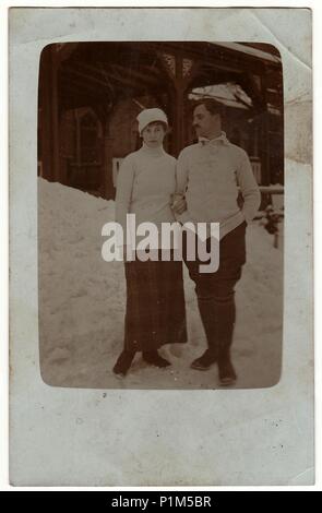 Die tschechoslowakische Republik - circa 1930s: Vintage Foto zeigt ein Paar vor Chalet im Winter darstellt. Mann und Frau bleiben Sie auf Schnee. Stockfoto