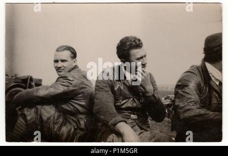 Die tschechoslowakische SOZIALISTISCHE REPUBLIK - circa 1950s: Vintage Foto zeigt Männer tragen Leder Jacke und Weste. Männer haben einen Rest nach Auto Reise. Schwarz & Weiß antik Fotografie. Stockfoto