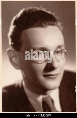 PRAHA (Prag), der Tschechoslowakischen Sozialistischen Republik - 1951: Die vintage Foto zeigt jungen Mann Brille trägt. Die Fotografie wurde für eine Ebene (GCSE-Prüfung) mitgenommen. Stockfoto