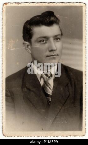 HRADEC KRALOVE, der TSCHECHOSLOWAKISCHEN SOZIALISTISCHEN REPUBLIK - ca. 1950er Jahre: Der vintage Foto zeigt jungen Mann. Das Studio wurde die Fotografie für eine Ebene (GCSE-Prüfung) mitgenommen. Stockfoto