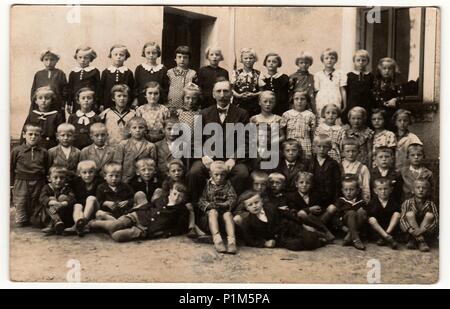 Die tschechoslowakische Republik. - 30. SEPTEMBER 1939: Vintage Foto zeigt Schüler (Mitschüler) und ihre Lehrer in der Schule dar. Schwarz & Weiß antik Fotografie. Stockfoto