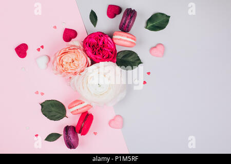 Zusammensetzung der Macarons und Blumen Stockfoto