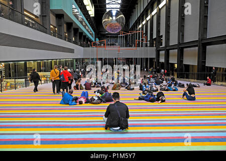 Besucher der Tate Modern Art Gallery in der großen Halle London UK KATHY DEWITT Stockfoto