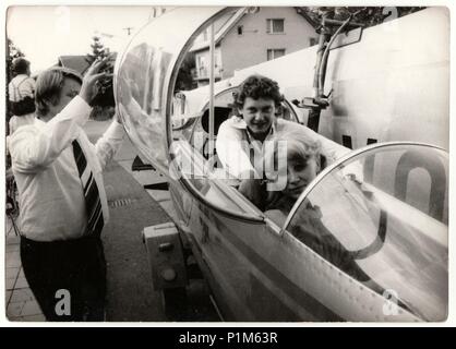 Die tschechoslowakische SOZIALISTISCHE REPUBLIK - circa 1970 s: Retro Foto zeigt das Brautpaar in einem kleinen Flugzeug sitzen. Schwarz & Weiß vintage Fotografie. Stockfoto