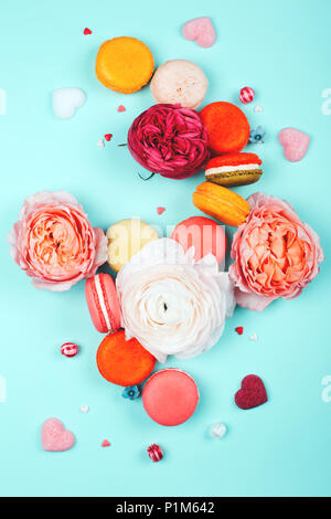 Zusammensetzung der Macarons und Blumen Stockfoto