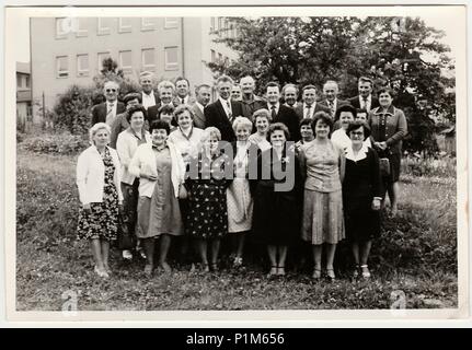 Die tschechoslowakische SOZIALISTISCHE REPUBLIK - circa 1970 s: Retro Foto zeigt eine Gruppe von Menschen darstellen. Schwarz & Weiß vintage Fotografie. Stockfoto