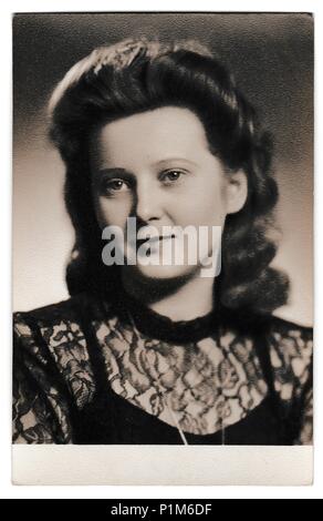 Die tschechoslowakische SOZIALISTISCHE REPUBLIK - ca. 1950er Jahre: Retro Foto zeigt Porträt der jungen Frau. Vintage Schwarz/Weiß-Fotografie. Stockfoto