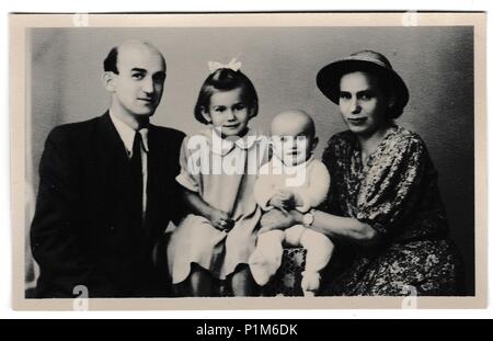 SOWJETUNION - 10. SEPTEMBER 1947: Retro-Foto zeigt Russland Familie (Vater, Mutter und zwei Töchter). Vintage Schwarz-Weiß-Fotografie. Stockfoto