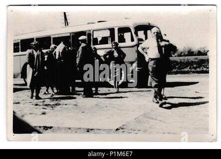 Die tschechoslowakische SOZIALISTISCHE REPUBLIK - ca. 1950er Jahre: Retro Foto zeigt Touristen vor dem Bus. Vintage Schwarz/Weiß-Fotografie. Stockfoto