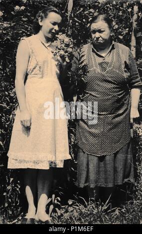 Die tschechoslowakische SOZIALISTISCHE REPUBLIK - ca. 1960er-Jahre: Retro Foto zeigt zwei Frauen im Garten stehen. Schwarz & Weiß vintage Fotografie Stockfoto