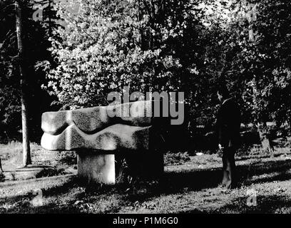 Die tschechoslowakische SOZIALISTISCHE REPUBLIK - ca. 1960er-Jahre: Retro Foto zeigt stone Monument im Park. Schwarz & Weiß vintage Fotografie Stockfoto