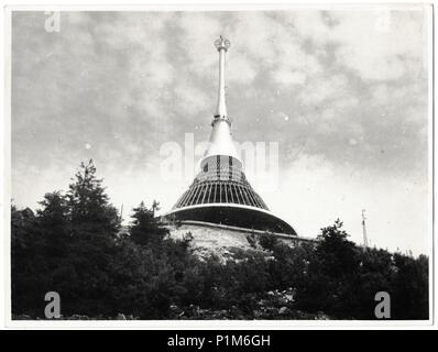 Die tschechoslowakische SOZIALISTISCHE REPUBLIK - ca. 1960er-Jahre: Retro Foto zeigt Blick auf dem Ještěd. Berg Jested und Sender in der Nähe von Liberec, Erzgebirge, Tschechien. Schwarz & Weiß vintage Fotografie Stockfoto