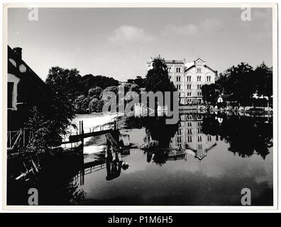 DIE TSCHECHOSLOWAKISCHE SOZIALISTISCHE REPUBLIK - UM 1960s: Retro-Foto zeigt Blick auf den Fluss´s Wehr. Vintage-Fotografie in Schwarz-Weiß Stockfoto
