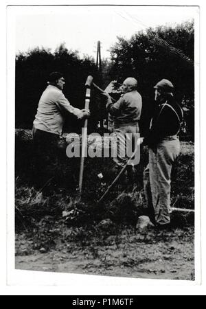 Die tschechoslowakische SOZIALISTISCHE REPUBLIK - September 20, 1988: Retro Foto zeigt Freiwillige Aufbau einer touristischen unterzeichnen. Schwarz & Weiß vintage Fotografie Stockfoto